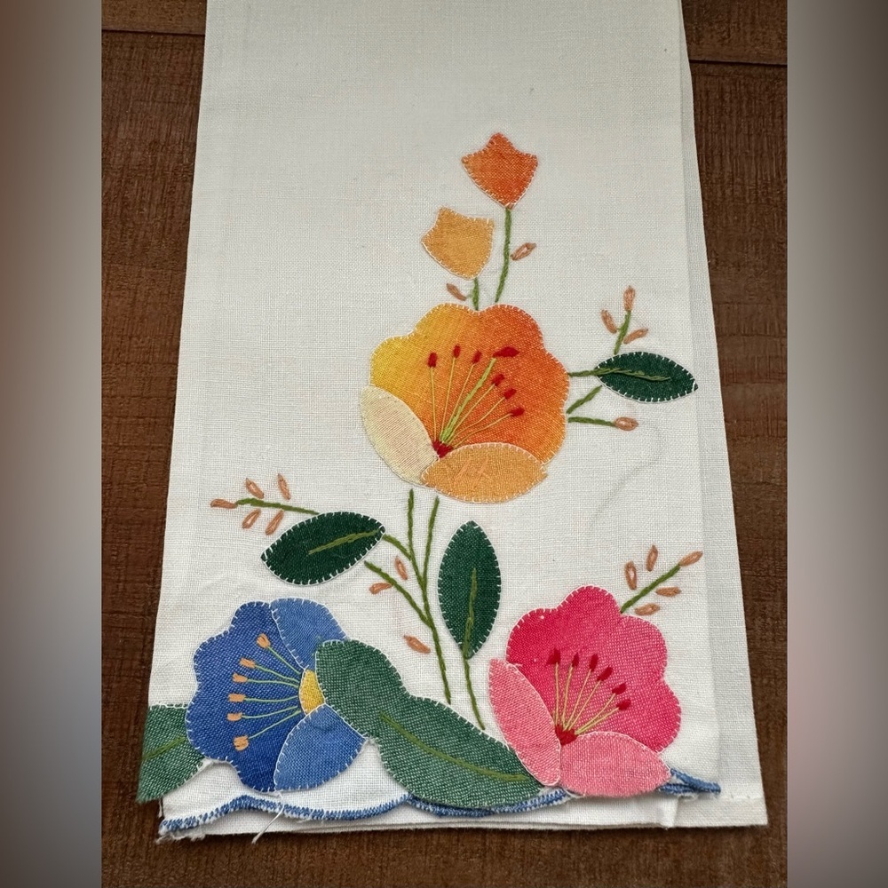 Set of Vintage Floral Embroidered White Napkins - Picture 5 of 13